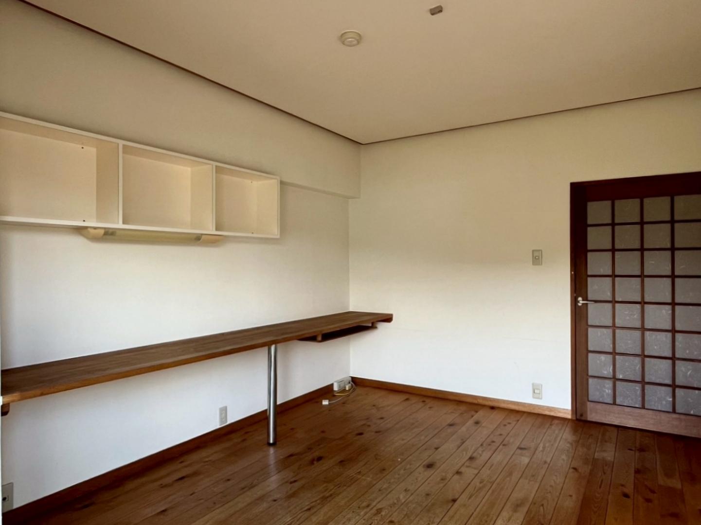 京都市左京区聖護院円頓美町47-5の売買物件/デスクと棚が設置してある