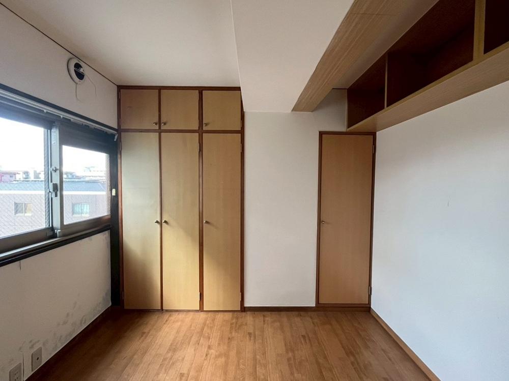 京都市左京区聖護院円頓美町47-5の売買物件/吊り戸が並行して2列造作してある。西面も結露によるカビの痕跡あり〼