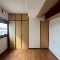 京都市左京区聖護院円頓美町47-5の売買物件/吊り戸が並行して2列造作してある。西面も結露によるカビの痕跡あり〼