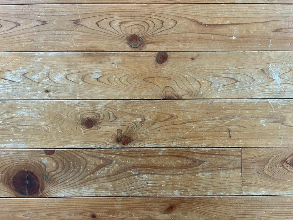 京都市左京区聖護院円頓美町47-5の売買物件/床の無垢材は使用感あり。経年美と捉えるか、表面を削って綺麗にし直すのも良し。