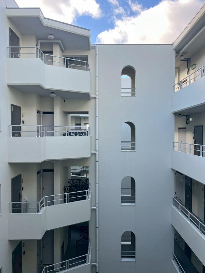 京都市左京区聖護院円頓美町47-5の売買物件/共用部もクラシックで良い雰囲気。今回の募集区画は正面のアプローチは経由しません。