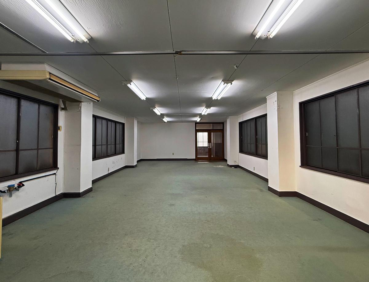 京都市下京区堀川通綾小路下る綾堀川町304-2 の賃貸物件/内観全景。元事務所の内装そのまま。自由に改装可能です。飲食可ですが、きれいに整えてアトリエ使いでも全然良さそう