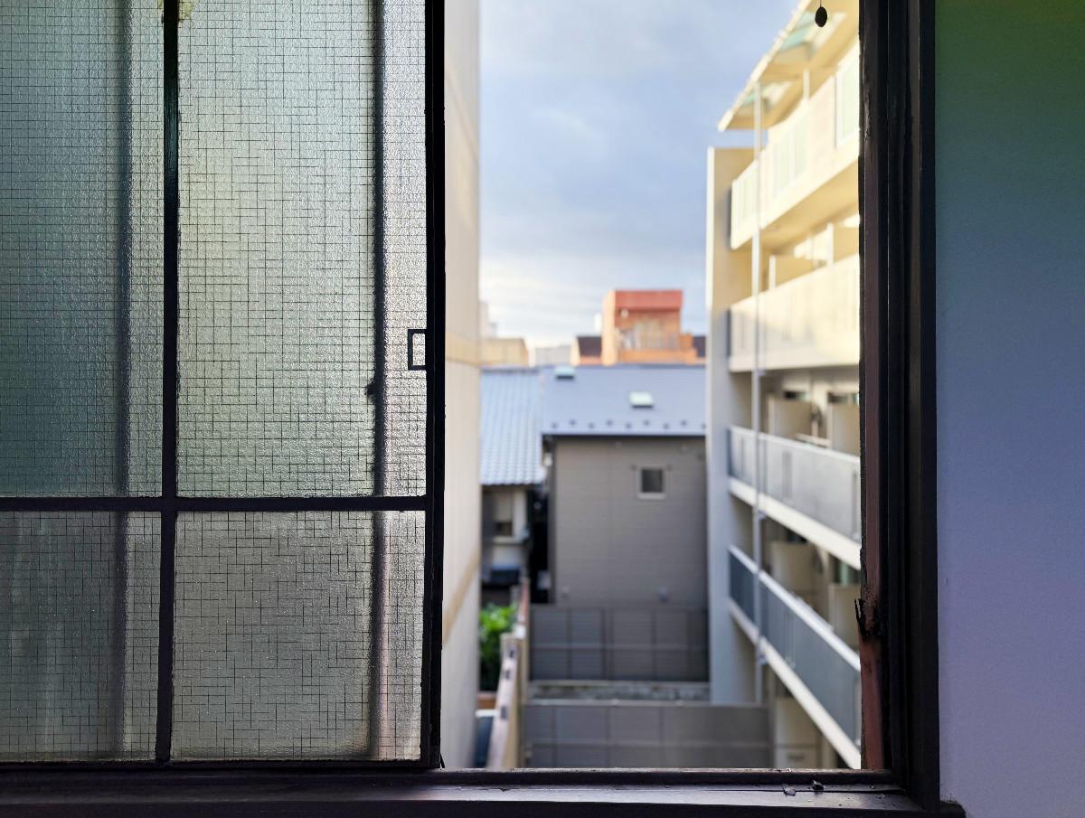 京都市下京区堀川通綾小路下る綾堀川町304-2 の賃貸物件/西側は細長く視界が抜けているので、ドア開け放てば風も気持ちよく抜けていきそうです
