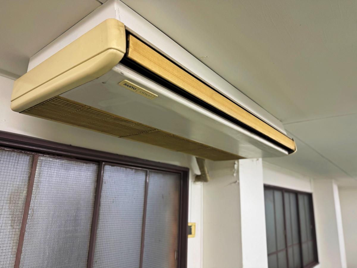 京都市下京区堀川通綾小路下る綾堀川町304-2 の賃貸物件/エアコンは年季もの（残置物）。この時代の冷媒は今の物よりパワーがあったので、もし動けば良く効きそう