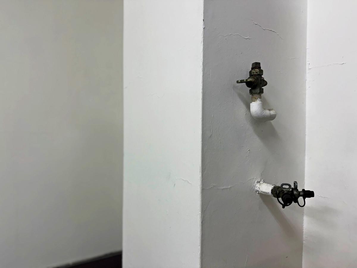 京都市下京区堀川通綾小路下る綾堀川町304-2 の賃貸物件/ガス管は古き良きホース用が3口、ひょっこり出てます