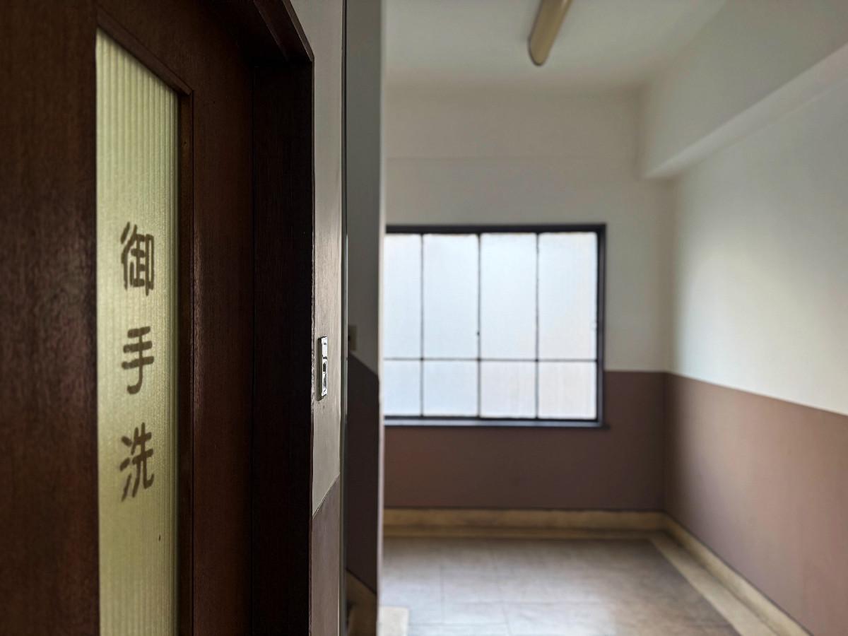 京都市下京区堀川通綾小路下る綾堀川町304-2 の賃貸物件/入口横には御手洗い。トイレは一応共用部扱いとなります。作らなくていいのはラッキー