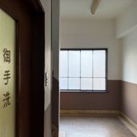 京都市下京区堀川通綾小路下る綾堀川町304-2 の賃貸物件/入口横には御手洗い。トイレは一応共用部扱いとなります。作らなくていいのはラッキー