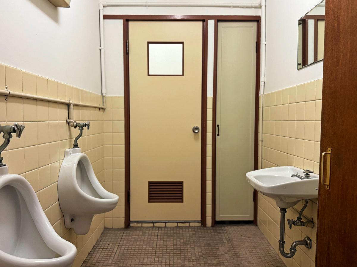 京都市下京区堀川通綾小路下る綾堀川町304-2 の賃貸物件/おトイレは古き良き感じ。大は和式です。用足し姿勢としては和式のほうが実は身体にいいんですよ