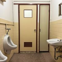 京都市下京区堀川通綾小路下る綾堀川町304-2 の賃貸物件/おトイレは古き良き感じ。大は和式です。用足し姿勢としては和式のほうが実は身体にいいんですよ