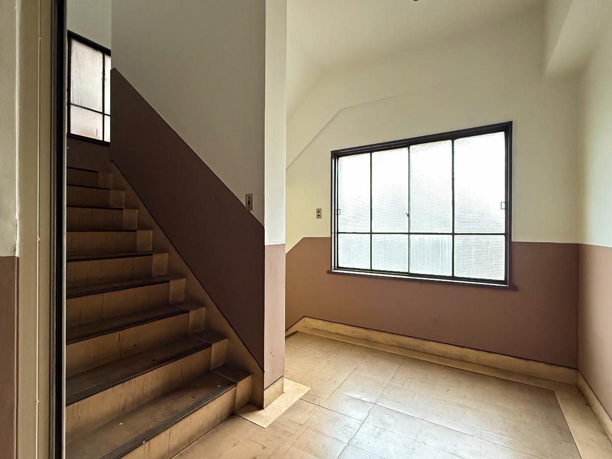 京都市下京区堀川通綾小路下る綾堀川町304-2 の賃貸物件/堀川通に面した階段室は幅も広く自然光で明るい印象