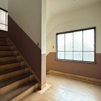 京都市下京区堀川通綾小路下る綾堀川町304-2 の賃貸物件/堀川通に面した階段室は幅も広く自然光で明るい印象