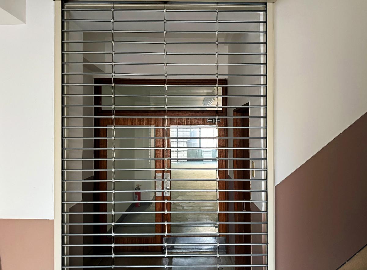 京都市下京区堀川通綾小路下る綾堀川町304-2 の賃貸物件/ドア手前にはパイプシャッターあり〼