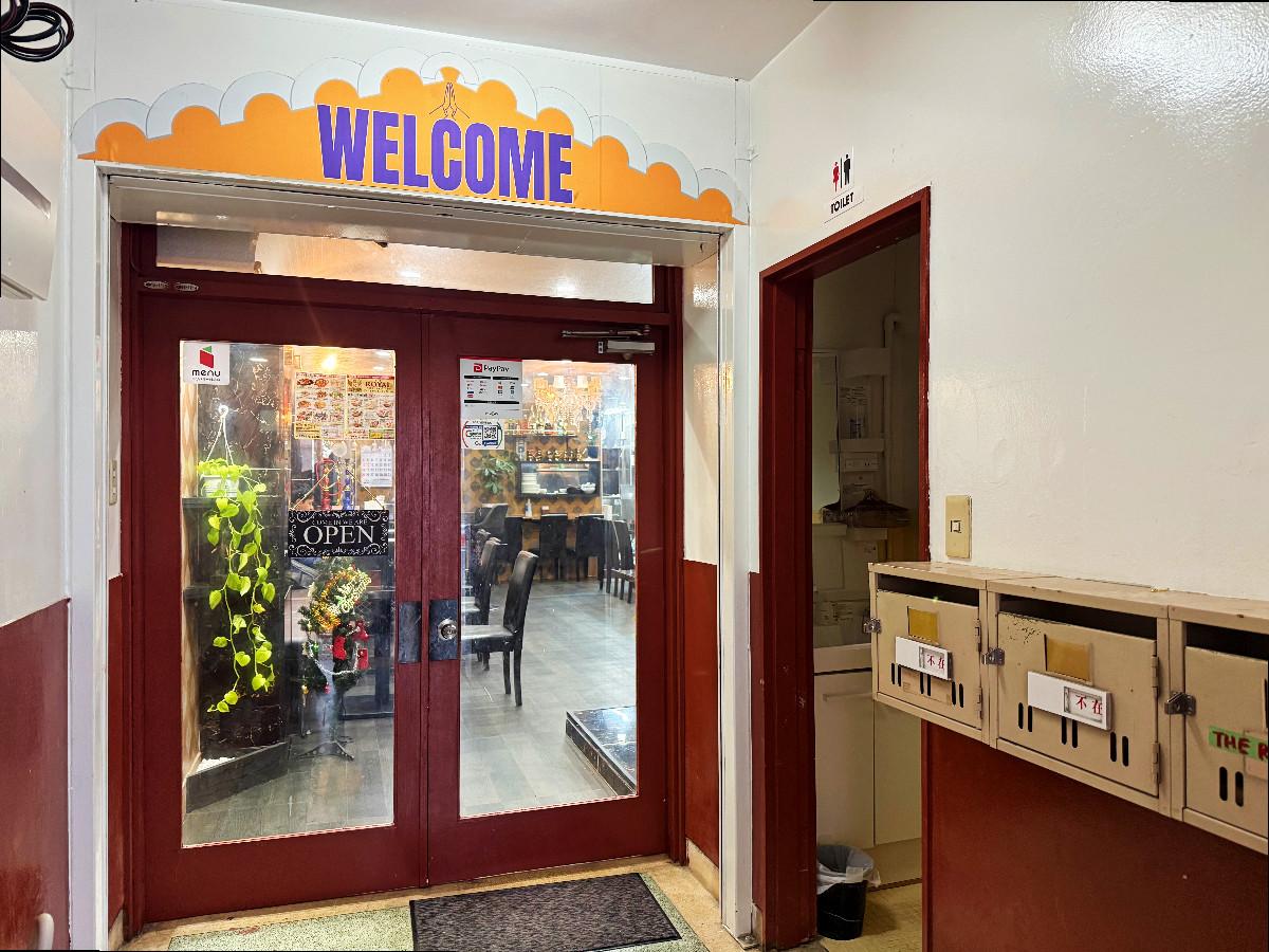 京都市下京区堀川通綾小路下る綾堀川町304-2 の賃貸物件/1階にはネパール料理屋さん。2階にはネパール系食料品店。全体的にスパイシーな香りに包まれているのがこのビルの特徴です