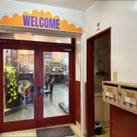 京都市下京区堀川通綾小路下る綾堀川町304-2 の賃貸物件/1階にはネパール料理屋さん。2階にはネパール系食料品店。全体的にスパイシーな香りに包まれているのがこのビルの特徴です