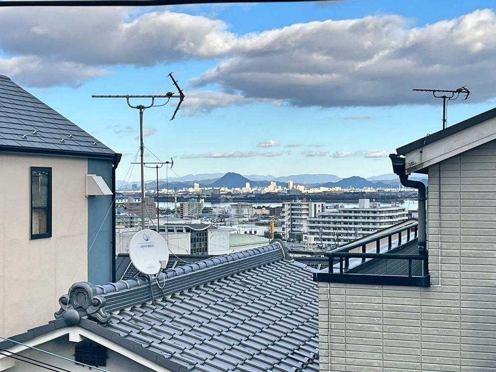 滋賀県大津市本宮二丁目の売買物件/2階バルコニーからは琵琶湖面と三上山