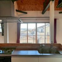 滋賀県大津市本宮二丁目の売買物件/キッチンからも琵琶湖まで見え、傾斜地なので目線は気にならない