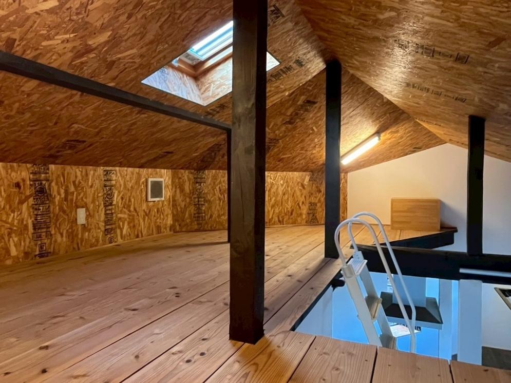 滋賀県大津市本宮二丁目の売買物件/ここはOSB合板。ロフトは中腰なら移動できる高さ