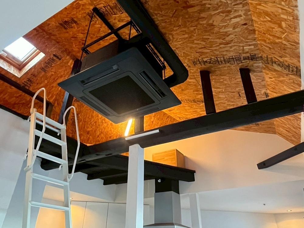 滋賀県大津市本宮二丁目の売買物件/天井を抜いて高さが確保されているので、天カセエアコンが吊ってあっても全く邪魔にならない