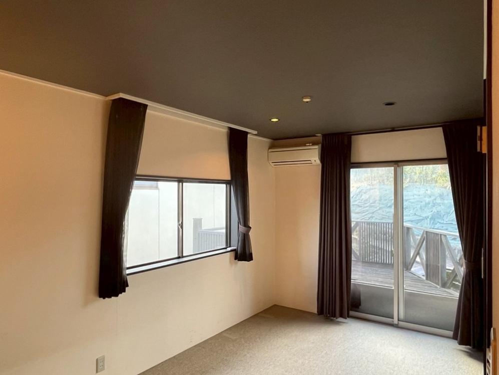 滋賀県大津市本宮二丁目の売買物件/2階洋室｜この部屋から三角のデッキに繋がる。主寝室にしても良さそう