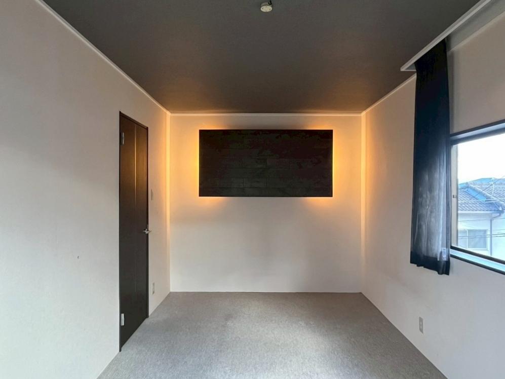 滋賀県大津市本宮二丁目の売買物件/2階洋室｜正面の四角はTVではない