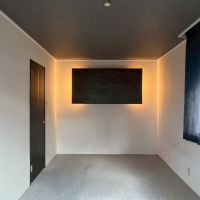 滋賀県大津市本宮二丁目の売買物件/2階洋室｜正面の四角はTVではない