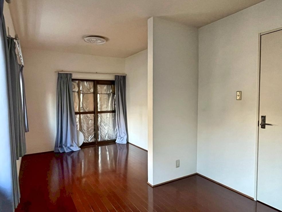 滋賀県大津市本宮二丁目の売買物件/1階東側｜奥に見える掃出し窓は、その向こうに増築部分があるので壁扱い