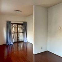 滋賀県大津市本宮二丁目の売買物件/1階東側｜奥に見える掃出し窓は、その向こうに増築部分があるので壁扱い