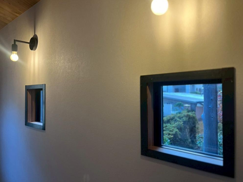 滋賀県大津市本宮二丁目の売買物件/1階南側｜小さな窓はアイアンで縁取られている