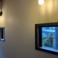 滋賀県大津市本宮二丁目の売買物件/1階南側｜小さな窓はアイアンで縁取られている