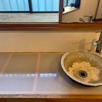 滋賀県大津市本宮二丁目の売買物件/アクリルの天板。正面の鏡はスライド可能