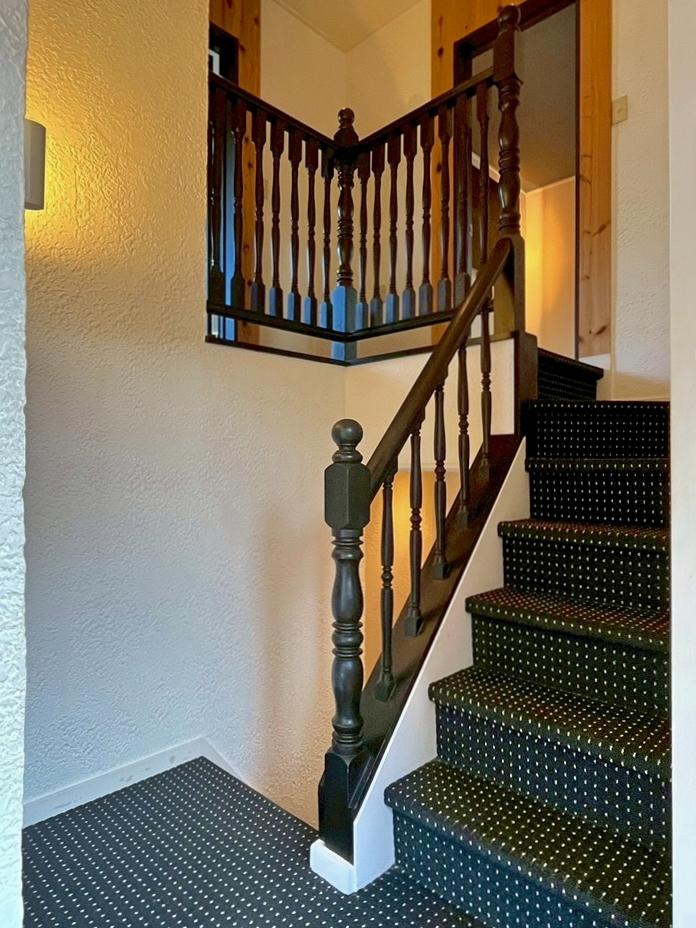 滋賀県大津市本宮二丁目の売買物件/玄関を入るとこう。玄関は建物内で言うと中二階に位置する。