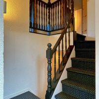 滋賀県大津市本宮二丁目の売買物件/玄関を入るとこう。玄関は建物内で言うと中二階に位置する。