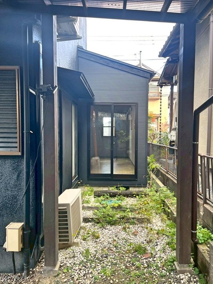 滋賀県大津市本宮二丁目の売買物件/正面が増築部分。