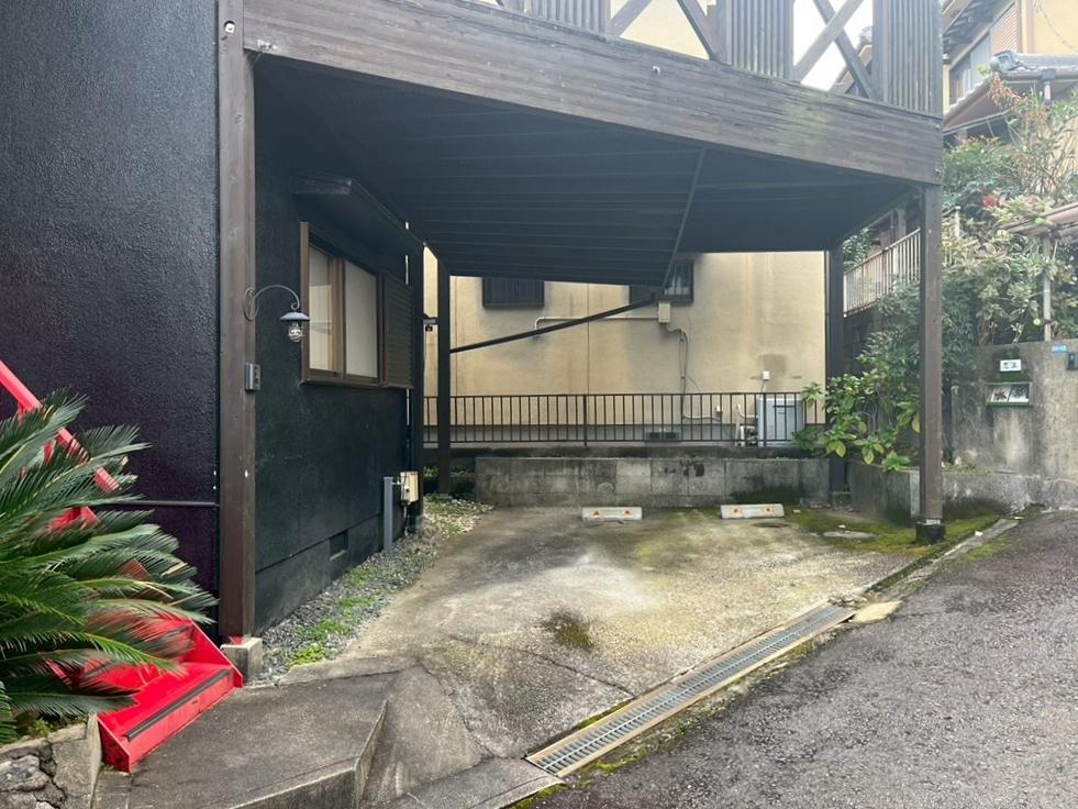 滋賀県大津市本宮二丁目の売買物件/特別大きな車種でなければバイクを置いても問題ないサイズ