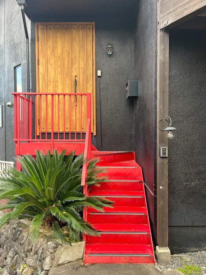 滋賀県大津市本宮二丁目の売買物件/玄関へはビビットな赤い階段