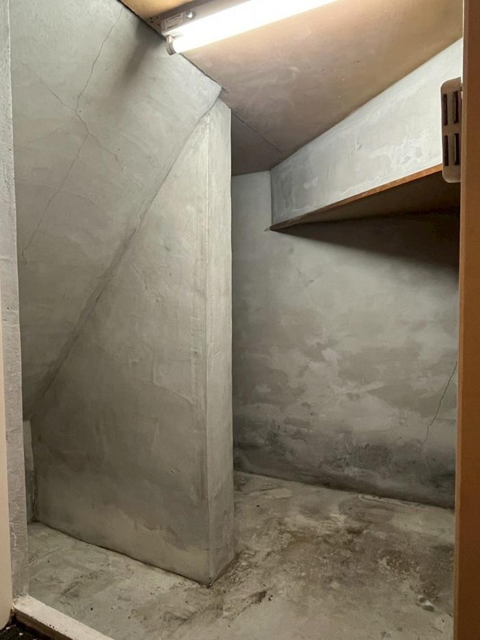 滋賀県大津市本宮二丁目の売買物件/階段下収納にはアウトドアグッズなどが詰め込めそう