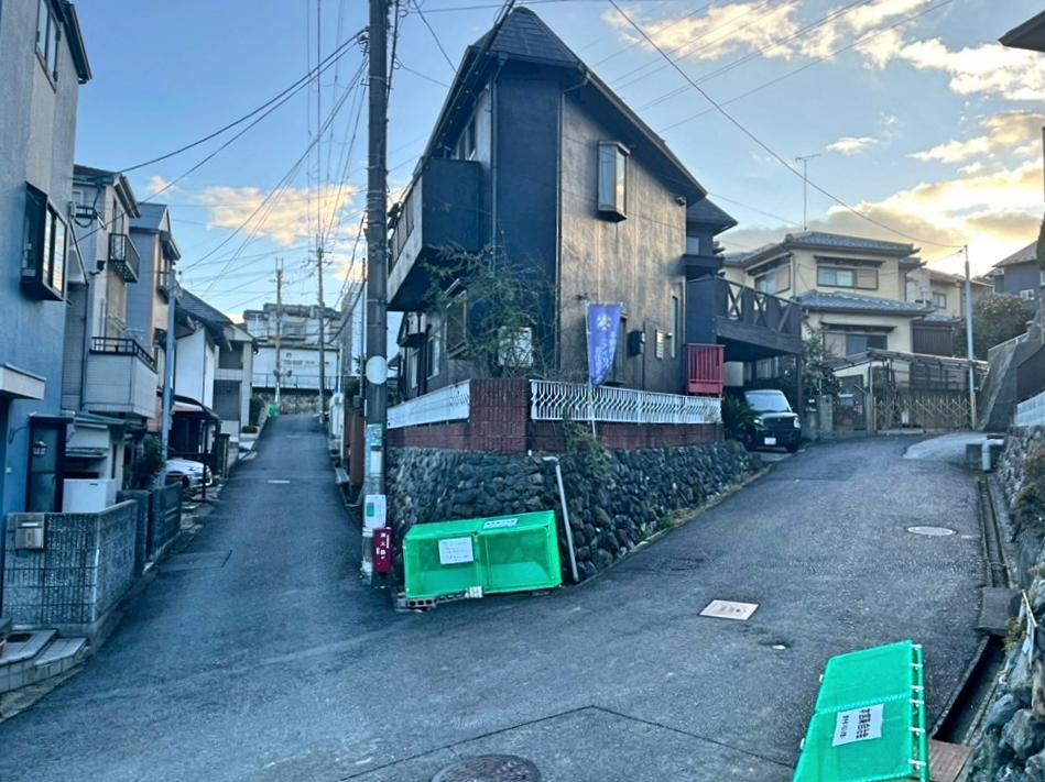 滋賀県大津市本宮二丁目の売買物件/この角度から見ると尖がってます。右側は袋小路なので他人の通行はない。