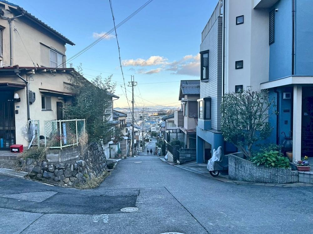 滋賀県大津市本宮二丁目の売買物件/毎朝歩いて駅へ向かうならこの風景。スカッとしていて気持ち良さそう。