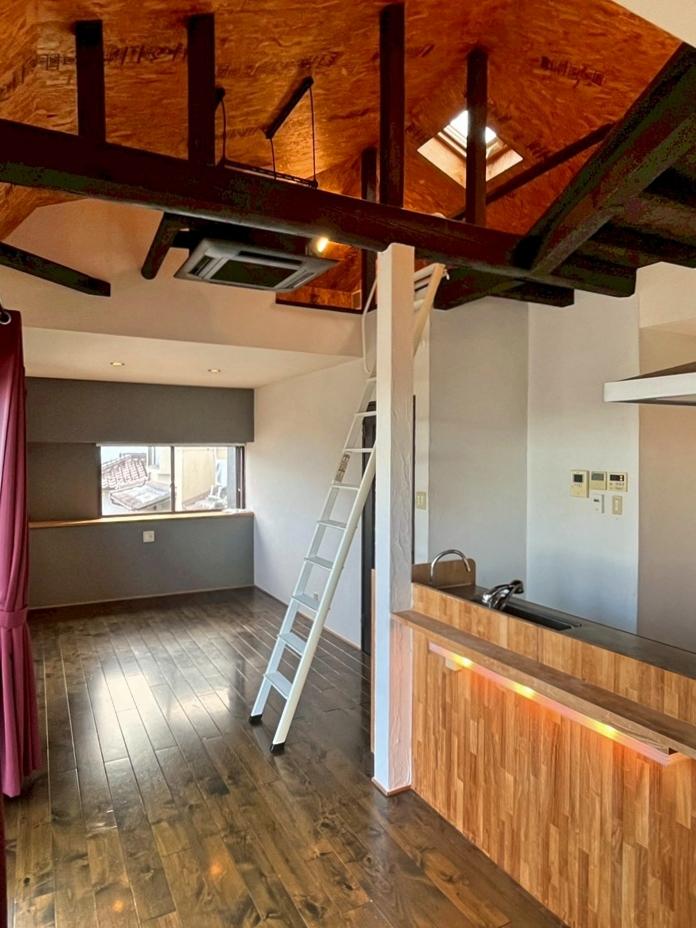 滋賀県大津市本宮二丁目の売買物件/キッチン上部は天井を抜いてロフトを確保。