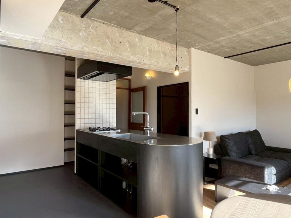 京都市西京区桂上野今井町111の売買物件/ベニヤ材を黒くペイントした造作のキッチン。キッチンの足元にはマーモリウムという土に戻る素材が採用してある