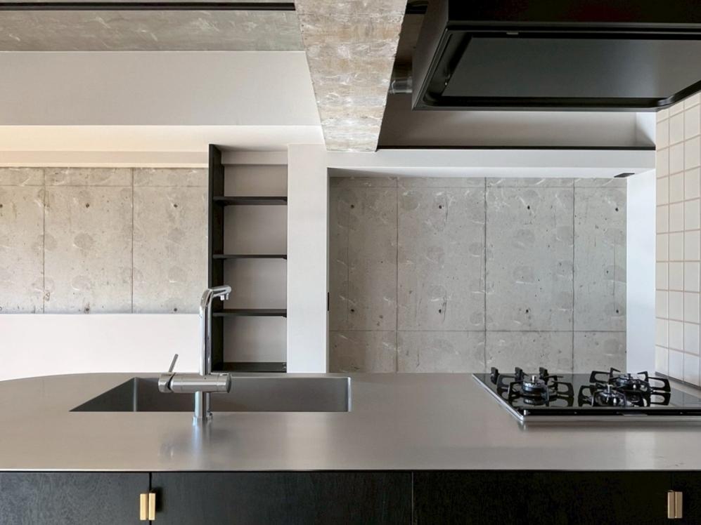 京都市西京区桂上野今井町111の売買物件/バイブレーション仕上げのステンレス天板。下部は収納として利用可能