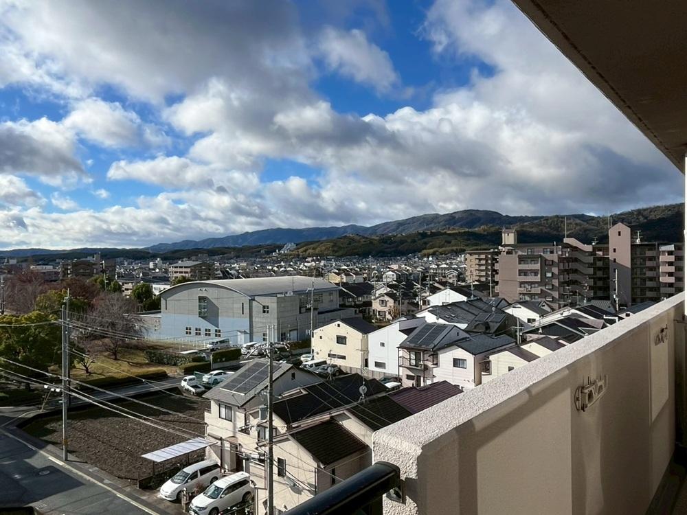 京都市西京区桂上野今井町111の売買物件/南西には山が連なる