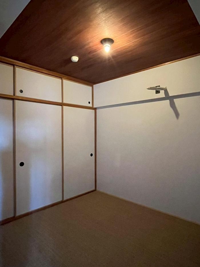 京都市西京区桂上野今井町111の売買物件/木材の天井にサイザル麻の床。元和室に上手く馴染んでいる。