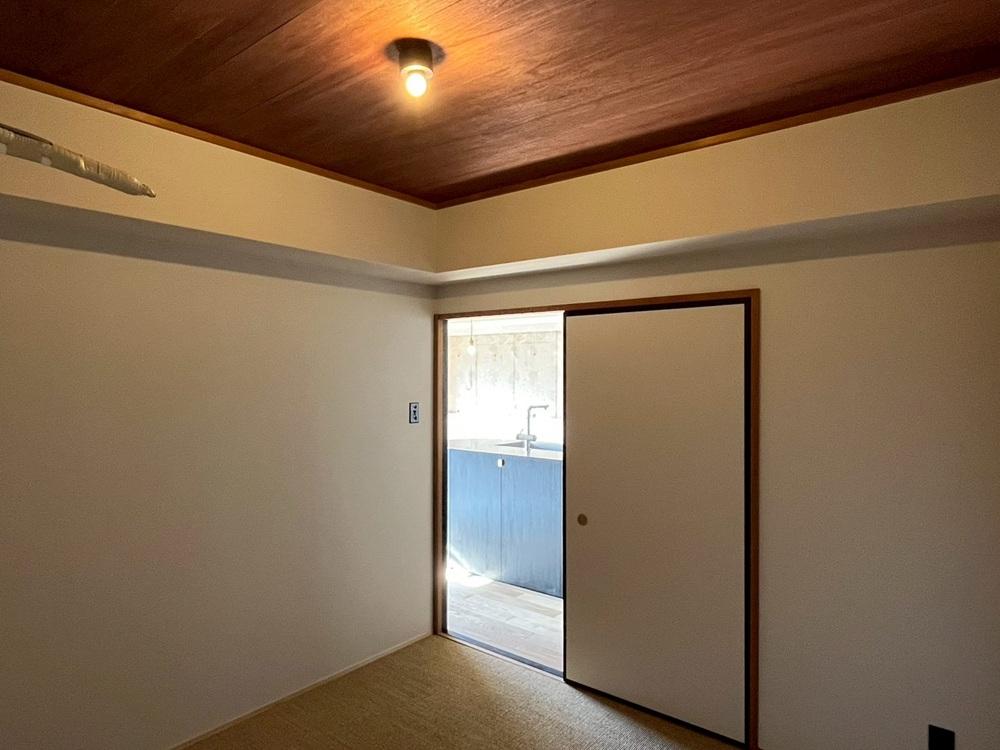 京都市西京区桂上野今井町111の売買物件/左から飛び出しているのはエアコン設置用