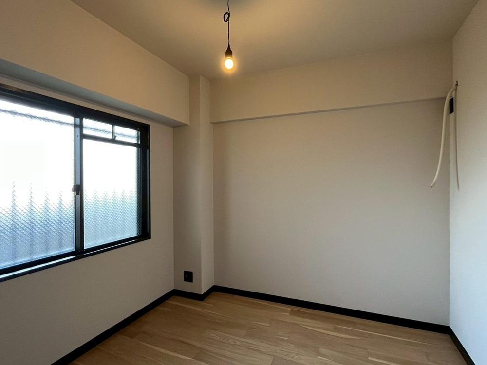 京都市西京区桂上野今井町111の売買物件/廊下側の洋室(約4.6帖)はエアコンが設置できないケースが多く、今回は既に冷媒管まで仕込んであるので何気にありがたいポイント