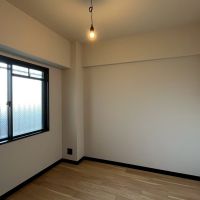 京都市西京区桂上野今井町111の売買物件/廊下側の洋室(約4.6帖)はエアコンが設置できないケースが多く、今回は既に冷媒管まで仕込んであるので何気にありがたいポイント