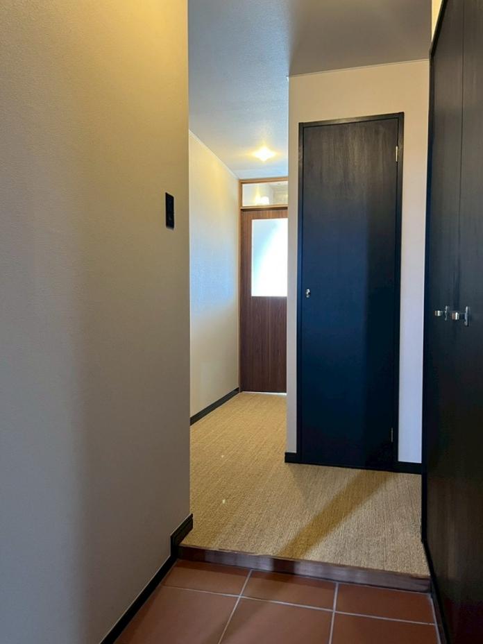 京都市西京区桂上野今井町111の売買物件/タイル敷きの玄関からサイザル麻の廊下へと続いていく