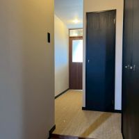 京都市西京区桂上野今井町111の売買物件/タイル敷きの玄関からサイザル麻の廊下へと続いていく