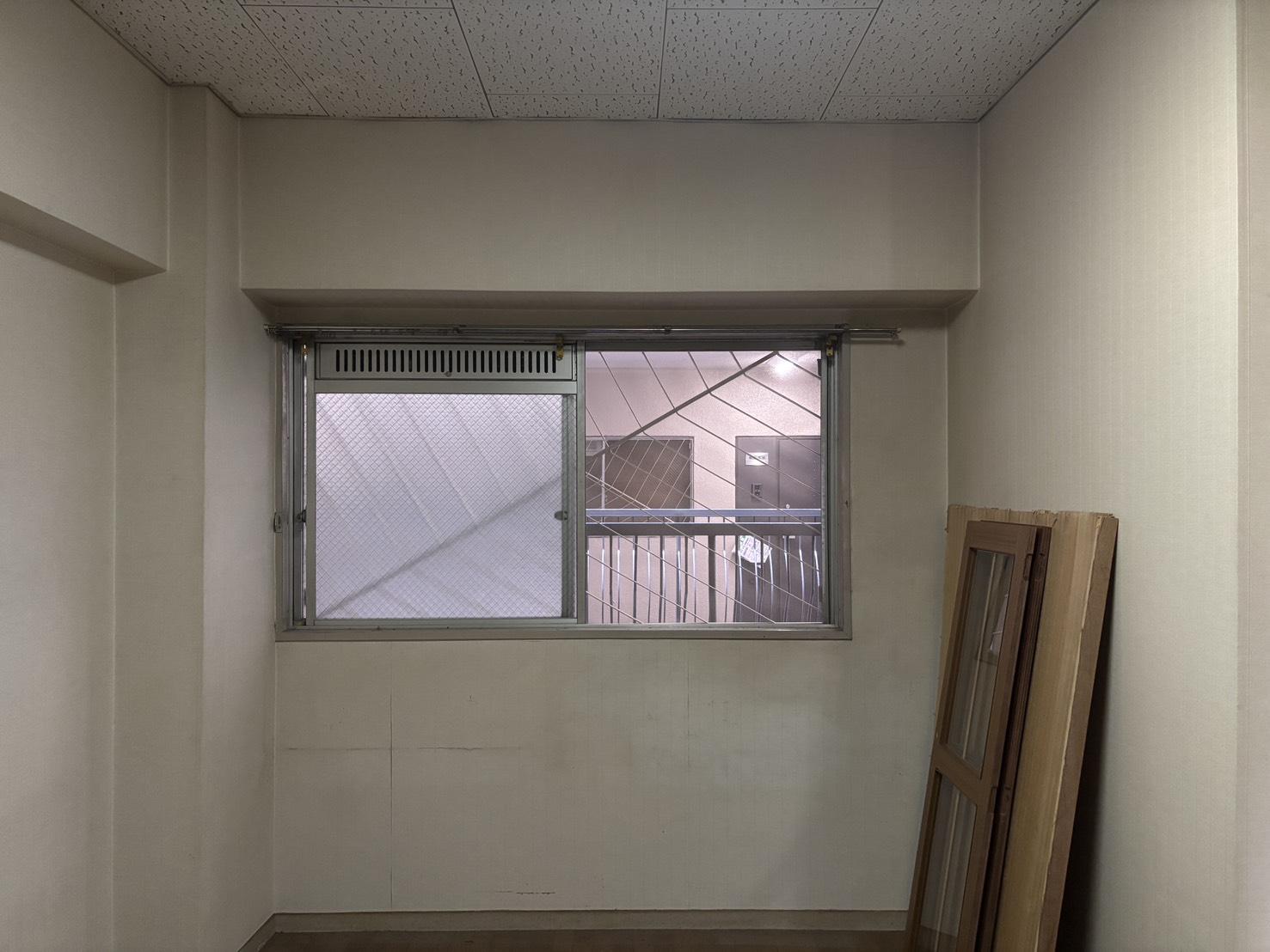 京都市上京区中立売通室町西入三丁町471の売買物件/洋室から共用廊下側を見たところ。鉄格子のデザインが良い