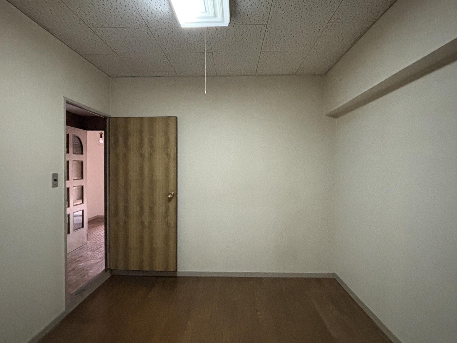 京都市上京区中立売通室町西入三丁町471の売買物件/共用廊下側の洋室は自然光が入りにくく、照明が前提です